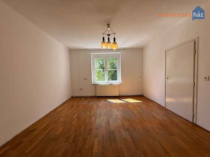 Csendes, kertre néző polgári lakás a Templom utcában
