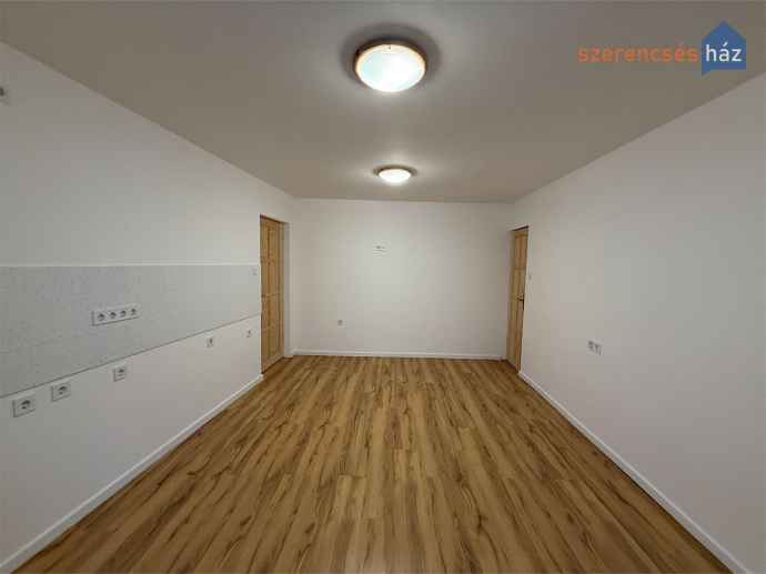Felújított földszinti lakás a belváros közelében