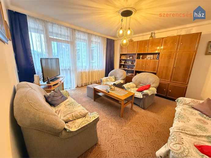 73 m2-es, III. emeleti erkélyes lakás a Jereván lakótelepen