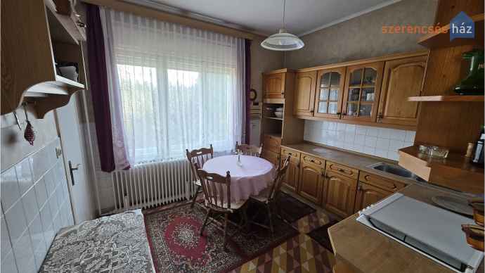 Kétszintes családi ház a Lővérek egy nyugodt utcájában
