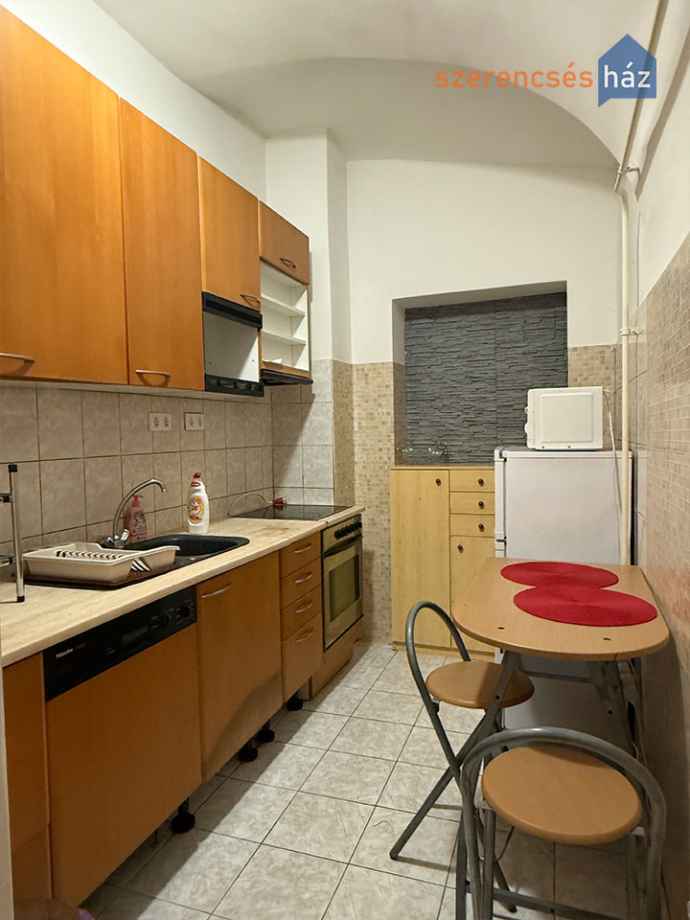 Belváros közelében földszinti lakás tárolóval, parkolási lehetőséggel