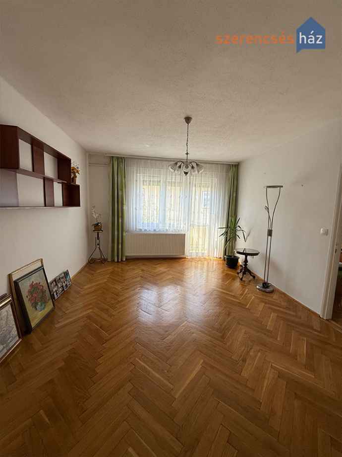 I. emeleti, erkélyes lakás hosszú távra kiadó a Béke utcában