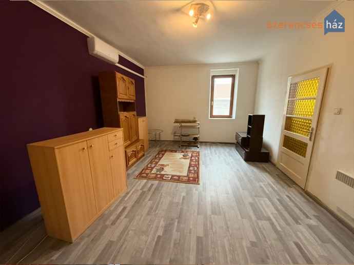Földszinti garzonlakás tárolóval Sopronban