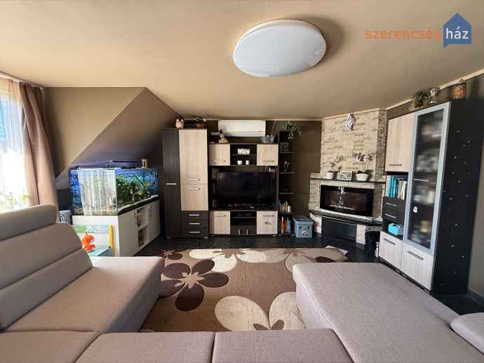 Belső kétszintes lakás erkéllyel, garázzsal, kizárólagos használatú udvarrésszel