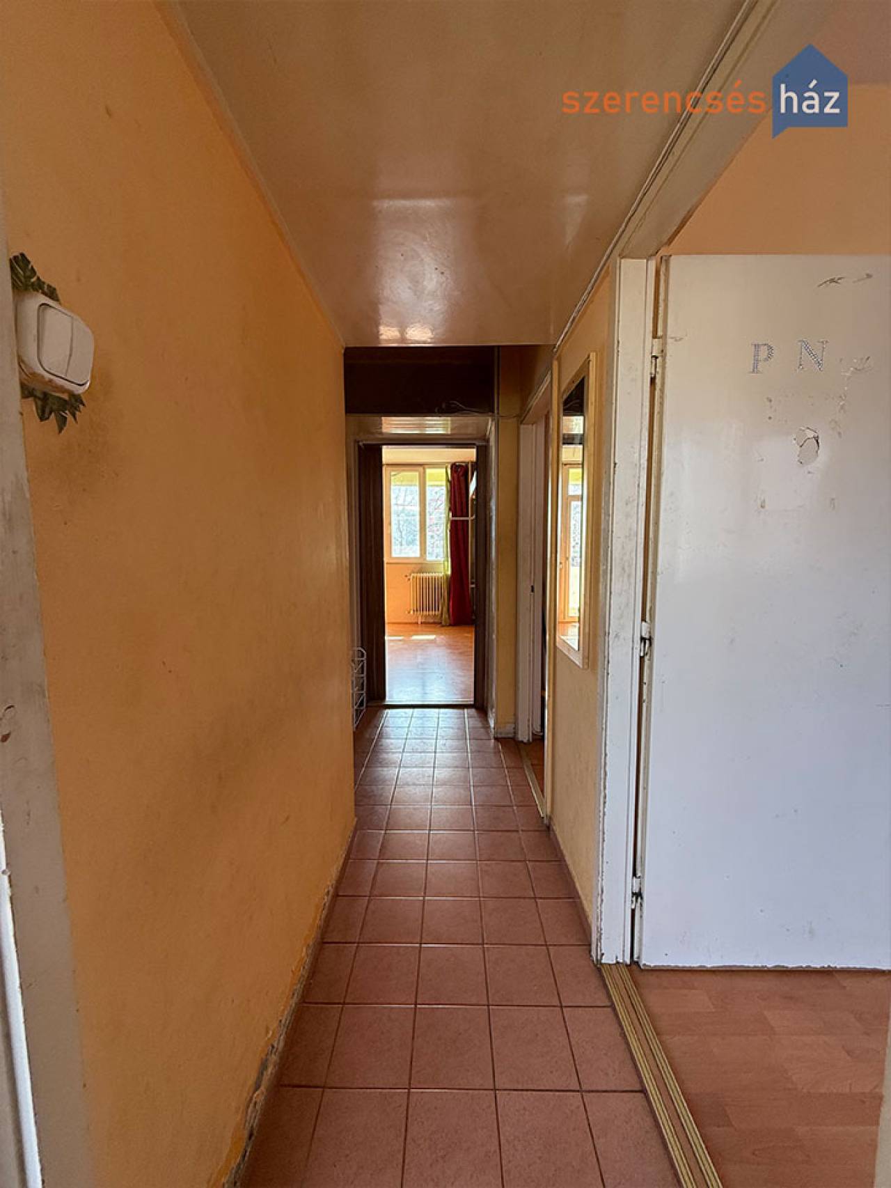 Felújítandó, erkélyes panellakás a Jereván lakótelepen