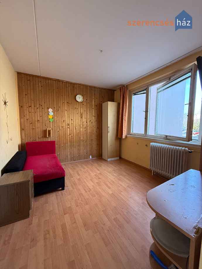 Felújítandó, erkélyes panellakás a Jereván lakótelepen