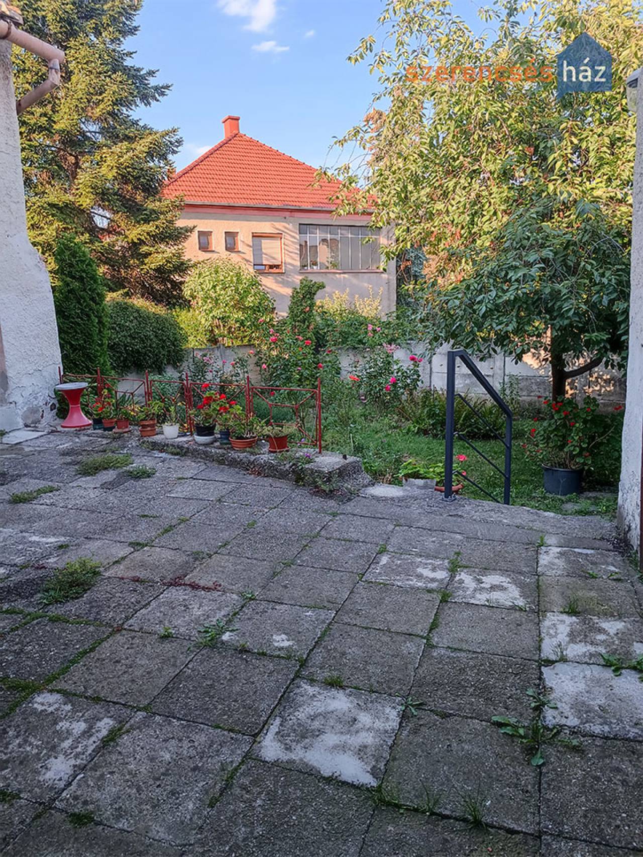 Kétlakásos sorház kerttel, pincével Sopronban