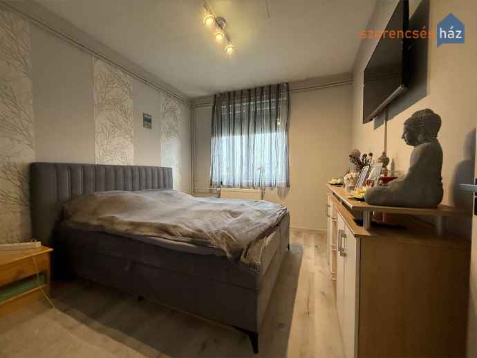 Felújított, erkélyes panellakás liftes társasházban a Jereván lakótelepen