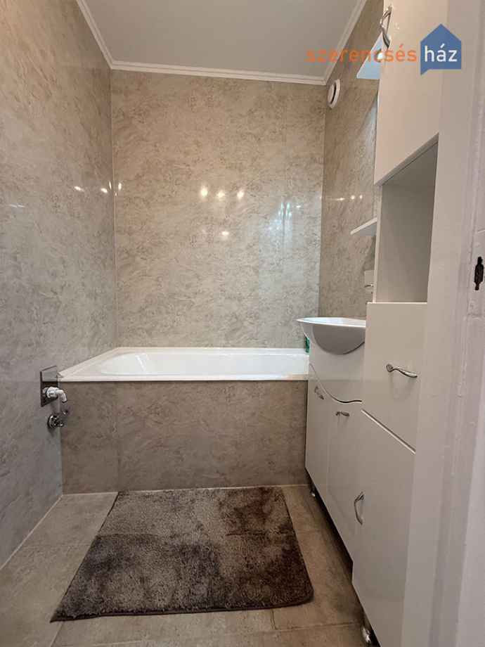 Felújított, 1. emeleti erkélyes panellakás a Jereván lakótelepen