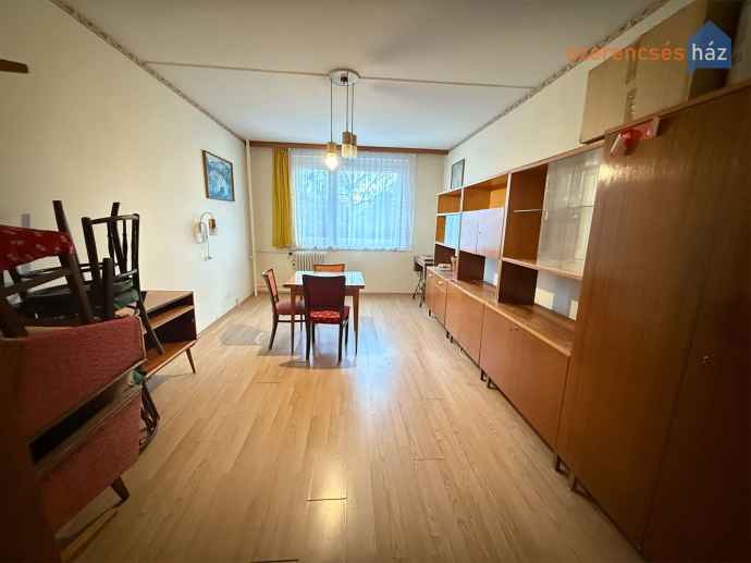 II. emeleti, 2 szobás panellakás a Kazinczy téren