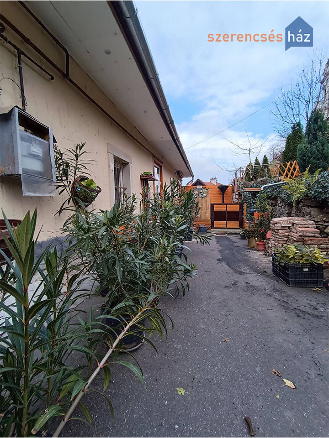I. emeleti lakás, kis kerttel, kocsibeállóval Sopron kertvárosában