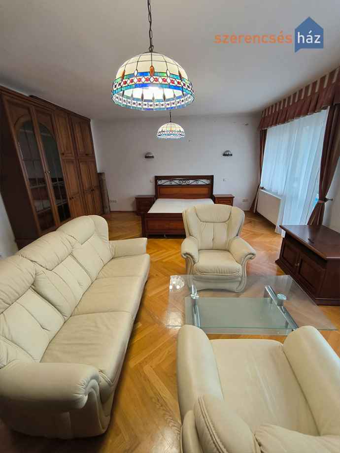 Lővérekben III. emeleti erkélyes lakás berendezéssel eladó